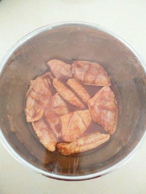 盖上保鲜膜腌制5小时
