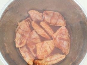 盖上保鲜膜腌制5小时