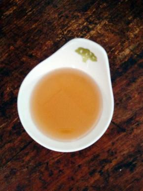 期间把蜂蜜加入一比一的温水化开，烤到12分钟的时候，取出鸡翅，正反面刷上一层蜂蜜水。