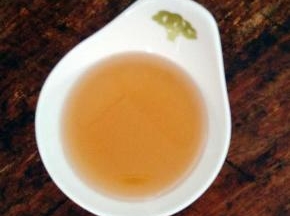 期间把蜂蜜加入一比一的温水化开，烤到12分钟的时候，取出鸡翅，正反面刷上一层蜂蜜水。