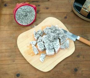 火龙果去皮，切成小丁。