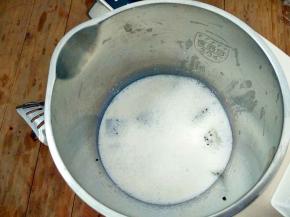 加入纯牛奶至两线间