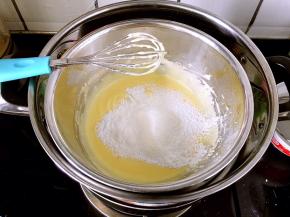 将低筋面粉和玉米淀粉混合筛入面糊中。