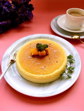 冷藏后的奶酪蛋糕简单装饰一下，完美。