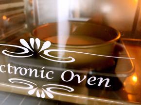 烤箱150度预热5分钟。把烤盘放在最下层继续水浴烘烤70分钟。烤好之后不要着急出炉，让它在烤箱中焖着自然冷却，之后放冰箱冷藏2小时以上，口感就想冰激凌。