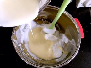 再将搅拌好的面糊倒回剩余蛋白霜中，翻拌均匀。