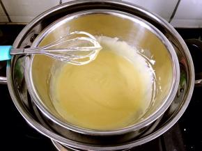 将蛋黄一个一个加入奶油奶酪中搅打均匀。