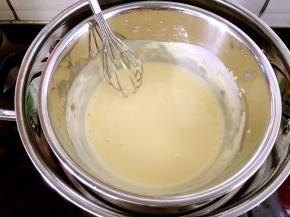 如果为了让乳酪口感更好，可以过筛一遍，不过我的奶酪糊很细腻，就没有过筛。