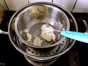 奶油奶酪室温软化，把需要的份量挤到料理盆里。把料理盆做到隔水蒸锅中，温度保持在60度。