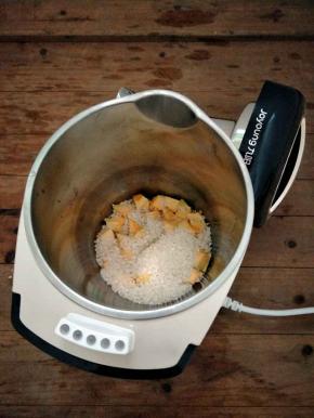 一起放入豆浆机中