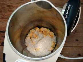 一起放入豆浆机中