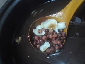 开盖后加入百合，冰糖煮至糖溶化即可。