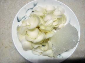 百合掰开冼干净，冰糖准备好。