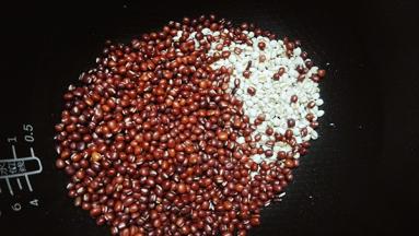 红豆薏仁冼干净泡过夜或者泡3小时以上。