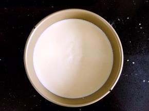 模具底部提前铺上油纸，将面糊倒入模具中。轻震几下。