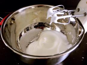 蛋清加细砂糖打发，打到软软的小弯钩即可。