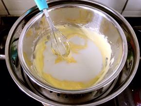 将牛奶慢慢倒入奶酪糊中，边倒边搅拌，搅拌混合均匀即可。