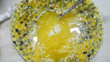 加白糖腌制至白糖溶化。大概是3小时左右。如果想快的话。可以搅拌至溶化。