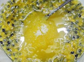 加白糖腌制至白糖溶化。大概是3小时左右。如果想快的话。可以搅拌至溶化。