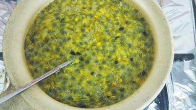 加入沙锅，煮开后加入冰糖，为什么要放冰糖，是因为出来口感不一样，会更润。颜色也会更亮，如果没有也可以不放全部放白糖。看各人喜欢啦~