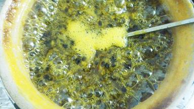 大概是煮了半小时。就有这个浓度。这个时候可能关火了。表面的浮末撇掉。沙锅更会继续加热。会更稠一些。容器煮过凉干。我一般是用电吹风给吹干的。没有耐心等待。微烫手的时候装好。拧好盖子倒扣型成真空。利于保存。