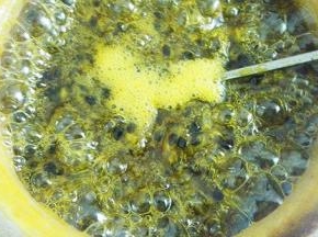 大概是煮了半小时。就有这个浓度。这个时候可能关火了。表面的浮末撇掉。沙锅更会继续加热。会更稠一些。容器煮过凉干。我一般是用电吹风给吹干的。没有耐心等待。微烫手的时候装好。拧好盖子倒扣型成真空。利于保存。
