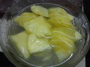 菠萝去皮，用淡盐水泡10分钟。