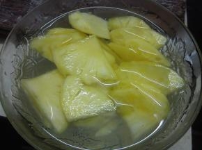 菠萝去皮，用淡盐水泡10分钟。