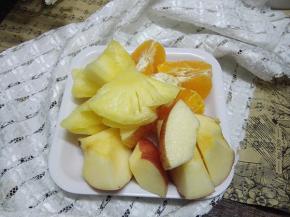 橙子去皮，切块，苹果切块。榨汁。