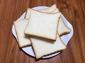 首先面包糠的制作，你可以买成品，也可以自制：准备几片土司