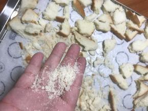 时不时的开烤箱看看，搓一搓，如果能很容易的搓成渣，就行了，如果搓到中间，还是有疙瘩，说明烤的不干，关上烤箱门接着烤，烤干为止。