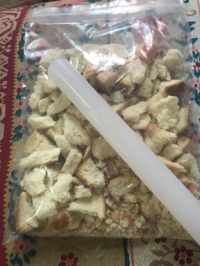 可以放料理机里打，也可以放袋子里用擀面杖敲，也可以各种方法