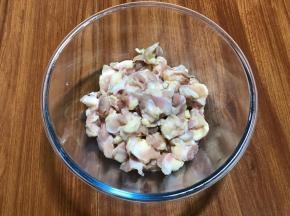 准备鸡脆骨，各个地方叫法不同，有叫鸡软骨，鸡关节，也可以用鸡腿肉去皮切小块，也可以用鸡胸肉，都可以。