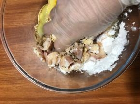 戴上手套抓匀
