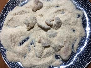 鸡肉放入面包糠中，裹满面包糠