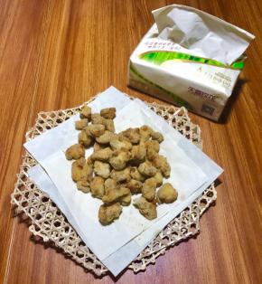 把纸巾铺好，鸡米花倒在纸巾上