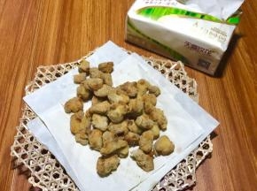 把纸巾铺好，鸡米花倒在纸巾上