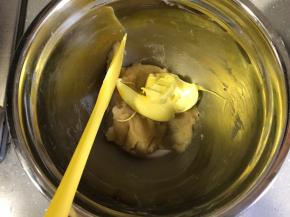 蛋白霜分三次加入杏仁糊，前两次压拌，最后一次翻拌