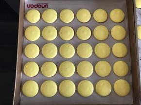 挤入烤盘注意间距，放置晾皮。期间烤箱上下火170度预热