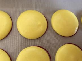 晾皮至面糊表皮不粘手，轻按会出现小坑即可。我开了空调，晾了50分钟左右。
放入烤箱中层，温度调至160度烤12分钟，再关高火，底火130度烤10分钟。