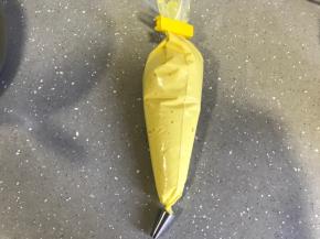 倒入事先准备好的裱花袋，花嘴用的中号圆形花嘴