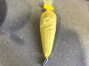 倒入事先准备好的裱花袋，花嘴用的中号圆形花嘴