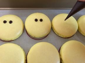 出炉彻底晾凉后，巧克力隔水融化，挤入裱花袋挤小口，画出你喜欢的任何图案