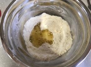 糖粉过筛，跟杏仁粉混合，加入蛋清