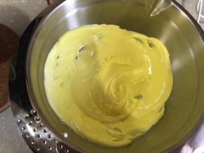 糖浆煮好后，多次少量倒入蛋白霜，打蛋器高速打发，糖浆倒完加入色素，继续中速打发，直到手摸打蛋盆比手温略高就停止打发。