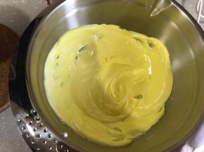 糖浆煮好后，多次少量倒入蛋白霜，打蛋器高速打发，糖浆倒完加入色素，继续中速打发，直到手摸打蛋盆比手温略高就停止打发。