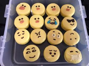 挤上夹馅，盖上饼身，放入保鲜盒密封冷藏