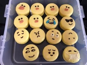 挤上夹馅，盖上饼身，放入保鲜盒密封冷藏