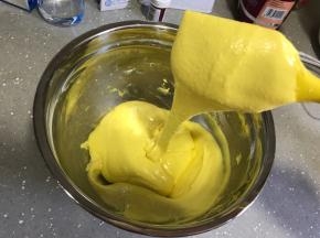 面糊可以连续飘带状落下就可以了