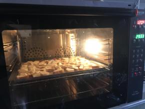 烤箱预热120度，我用的是风炉，大约20分钟即可，烤箱大约要久一点，这也根据烤箱火力情况，和土司片湿润情况以及土司片厚度，我这个土司是比较干的，所以烘烤起来比较快。